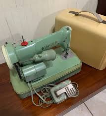 MID CENTURY 1940s SINGER SEWING MACHINE IN CARRYING CASE ...