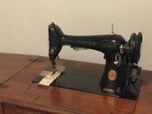 Sold at Auction: SINGER ANTIQUE SEWING MACHINE IN CABINET AH594443