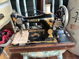 Singer Sewing Machine, Great Old Time Look, Just Like ...