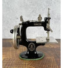 Sold at Auction: Antique Singer #20 Toy Sewing Machine