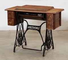 Lot - An electric Singer cast iron and oak sewing machine ...