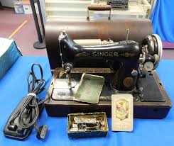 Vintage 1925 Singer Sewing Machine Model 99 w/ Accessories ...