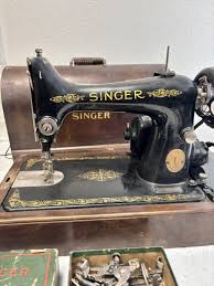 1923 Singer Sewing Machine Model 99K Bentwood Case Locks ...