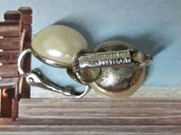 Vintage 60's Pearl Button Clip On Earrings Signed Sarah ...