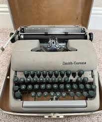 Vintage 1950's Smith-Corona Clipper Portable Typewriter w/ Case Made in Honolulu | eBay
