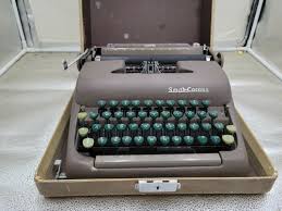 VINTAGE 1950'S SMITH CORONA CLIPPER MANUAL TYPEWRITER W/CASE | eBay