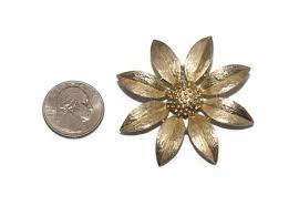 Vintage Sarah Coventry Gold Tone Flower Brooch With a ...