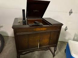 What is the history and usage of Artophone phonograph?