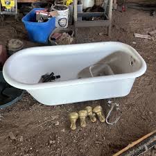 Antique Claw foot Tub. Cast Iron.
