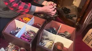 Bracelet organizing by colors - YouTube