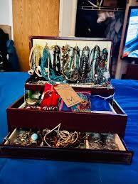 Huge lot of vintage jewelry with box included, good condition,