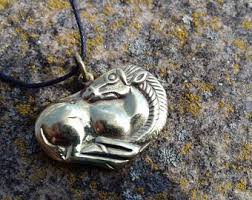Colgante de bronce de caballo, caballo escita, joyería pagana, época medieval, réplica de museo, estilo animal, estilo étnico antiguo, caballo oriental - Etsy México