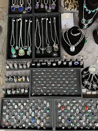 Portal Market Vendor Spotlight! The Old Town Portal Market, located east of the Plaza Vieja Park, features artisans that sell their handcrafted items. Dee Devine Boutique is a family collaboration of three