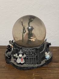 THE NIGHTMARE BEFORE CHRISTMAS SNOW GLOBE HALLOWEEN | eBay Australia