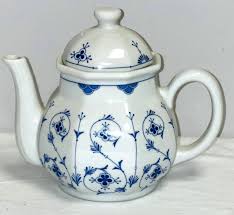TOSCANY COLLECTION BLUE & WHITE FLORAL TEAPOT W/ LID | eBay