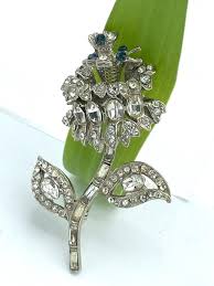 Flower brooch with a small moving butterfly, rhinestones ...