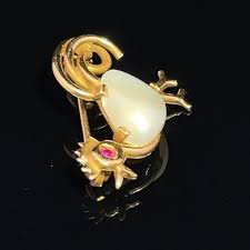 Charming 14k Golden Chicken Pin For Sale at 1stDibs