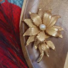 Golden Vintage Flower Brooch Faux Pearl — Vintage Virtue