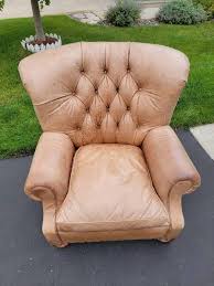 Luxurious Hickory-Fry Tufted Leather Armchair | Adventurer's Treasure Trove - Chisago City - Gear, Furnishings & Ephemera | K-BID