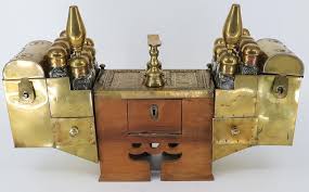 Sold at Auction: Orientalischer Schuhputzkasten, mit Schlüssel, Holz, Messing, 74 x 36 x 20 cm. Oriental shoe shine b