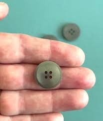 Knapp – Grå välvd glansig – Yaelandthebags