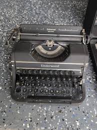 Vintage Underwood Universal Portable Typewriter with Carrying Case Ser.#F1775195 | eBay
