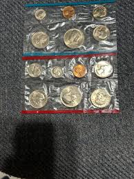 1979 & 1980 US MINT UNCIRCULATED COIN SETS -- 4 PICTURES OF ...