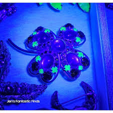 Signed Hobe 4 Leaf Clover Shamrock Green Uranium Glass Gold Tone Brooch RARE