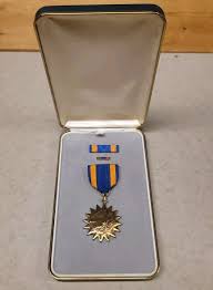 Vietnam Era Air Medal Set Cased Awarded Heroism in Flight ...