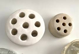 Vintage lot of 5 frogs for flowers - 2 clear glass, 2 white ...