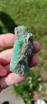 Could anyone help identify this :) please and thank you : r/whatsthisrock