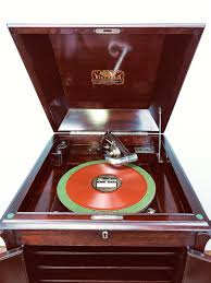 Victrola VV-100 Mahogany c.1922 • Maison Robert