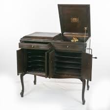 Sold at Auction: Victor Victrola VV-220 Low Boy Disc Phonograph