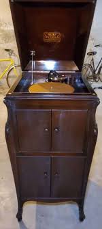 VICTOROLA TALKING MACHINE