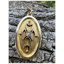 14K Yellow Gold Oval Victorian Locket. For Sale at Ruby Lane