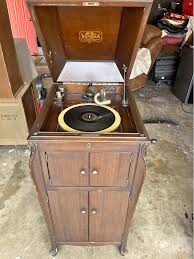 Antique Victor Victrola talking machine, phonograph, record player in working condition with records