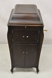 Antique Victor Talking Machine VV-XI Record Player V at 1stDibs | 1906 victrola talking machine worth, antique record player, 1920s antique victrola record player