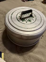 VINTAGE DEFIANCE ALUMINUM CAKE CARRIER SAVER GREEN WOOD HANDLE MIRRO LOCKING LID | eBay