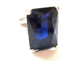 Lovely Vintage Ring Oval Cut Faceted Bright Emerald Green Glass Rhinestone Clear Sparkly Flared Baguette Accents Claw Set Shiny Silver Tone - Etsy