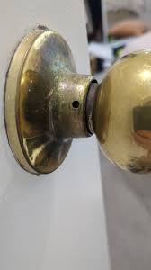 Removing door knob without visible release : r/fixit