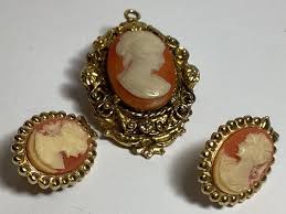 VINTAGE CAMEO PENDANT & CLIP-ON EARRINGS SET FANCY GOLDTONE ...