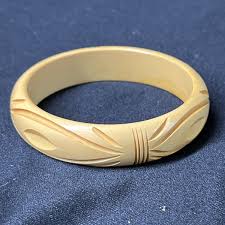 Vintage butterscotch cream carved floral bakelite bangle ...