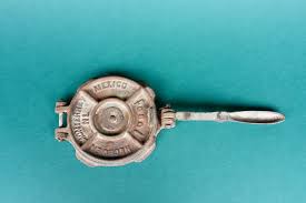 Vintage Mexican Cast Iron Tortilla Press – Golden Mean