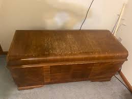 ROOS SWEETHEART CEDAR CHEST | EstateSales.org