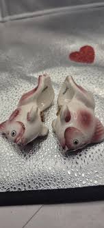 Sweet Little Vintage Fish Pink Fan Tailed Pair, Very Kitschy Salt and Pepper Shakers, Cork Stopper - Etsy