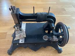 I have just been gifted this amazing sewing machine by a ...