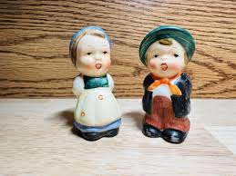 Vintage Colonial Country Couple Farmers Salt Pepper Shaker ...