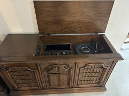 Vintage Magnavox Stereo Console - Radio, Record Player & 8 ...