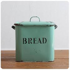 Amazon.co.jp: British Antique Horobe Red Can, Green Storage Container, Interior Goods "BREAD" P-250 : Home & Kitchen