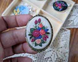 Fuchsia Tone Embroidered Brooch, Retro Roses Brooch. Romantic Jewelry. Embroidered Roses. Embroidered Jewelry. Brass Tone, in Vintage Style. - Etsy